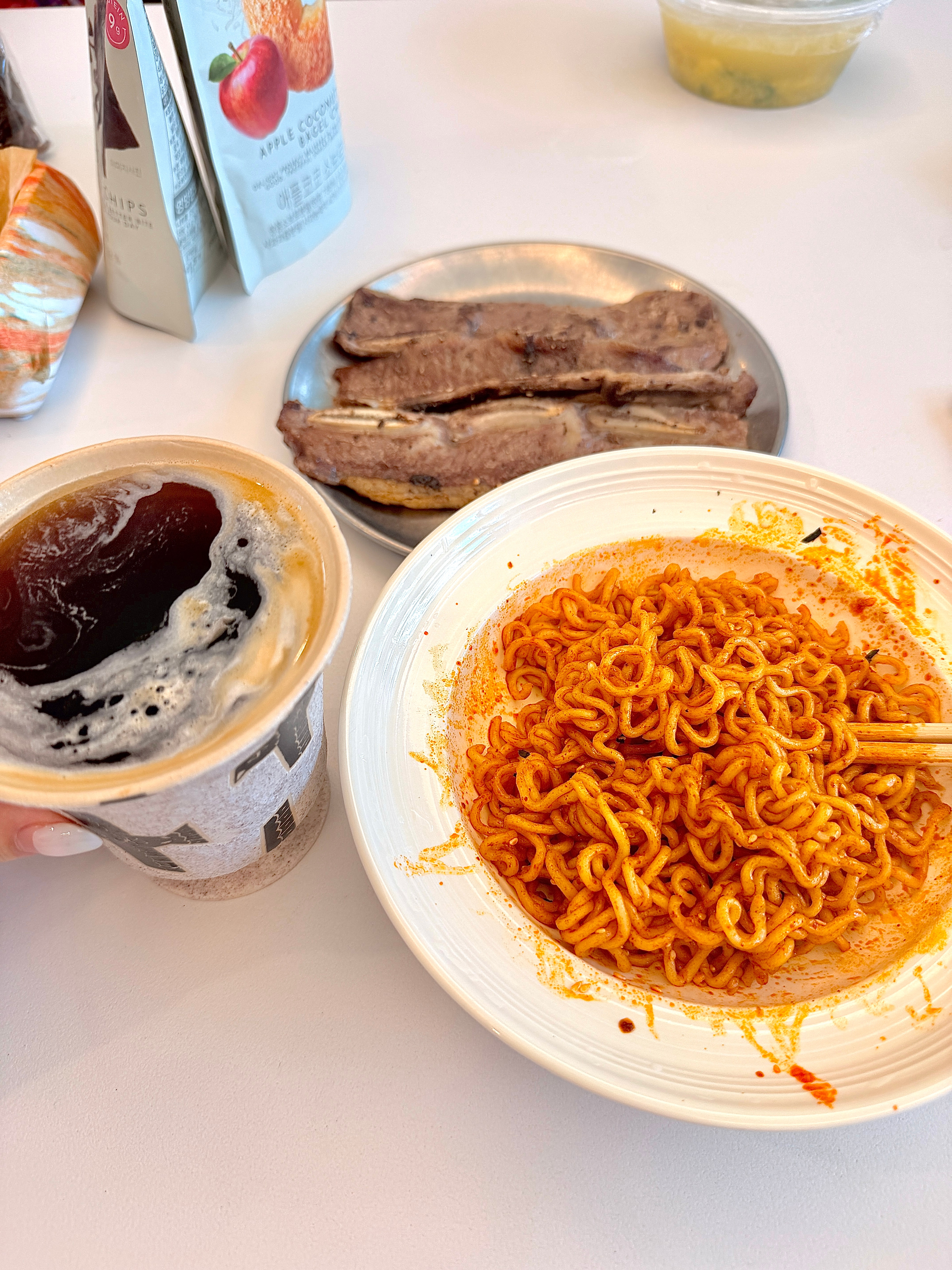 午餐。火鸡面+牛排+冰美式🧊特地去盒马买了火鸡面，因为昨晚半夜刷到它，太馋我了