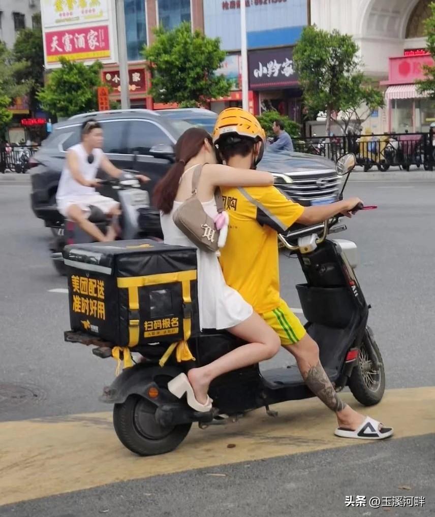 灵魂拷问：你愿意把自己的女儿嫁给一个送外卖的帅小伙吗？
小姨家最近很闹腾，因为表