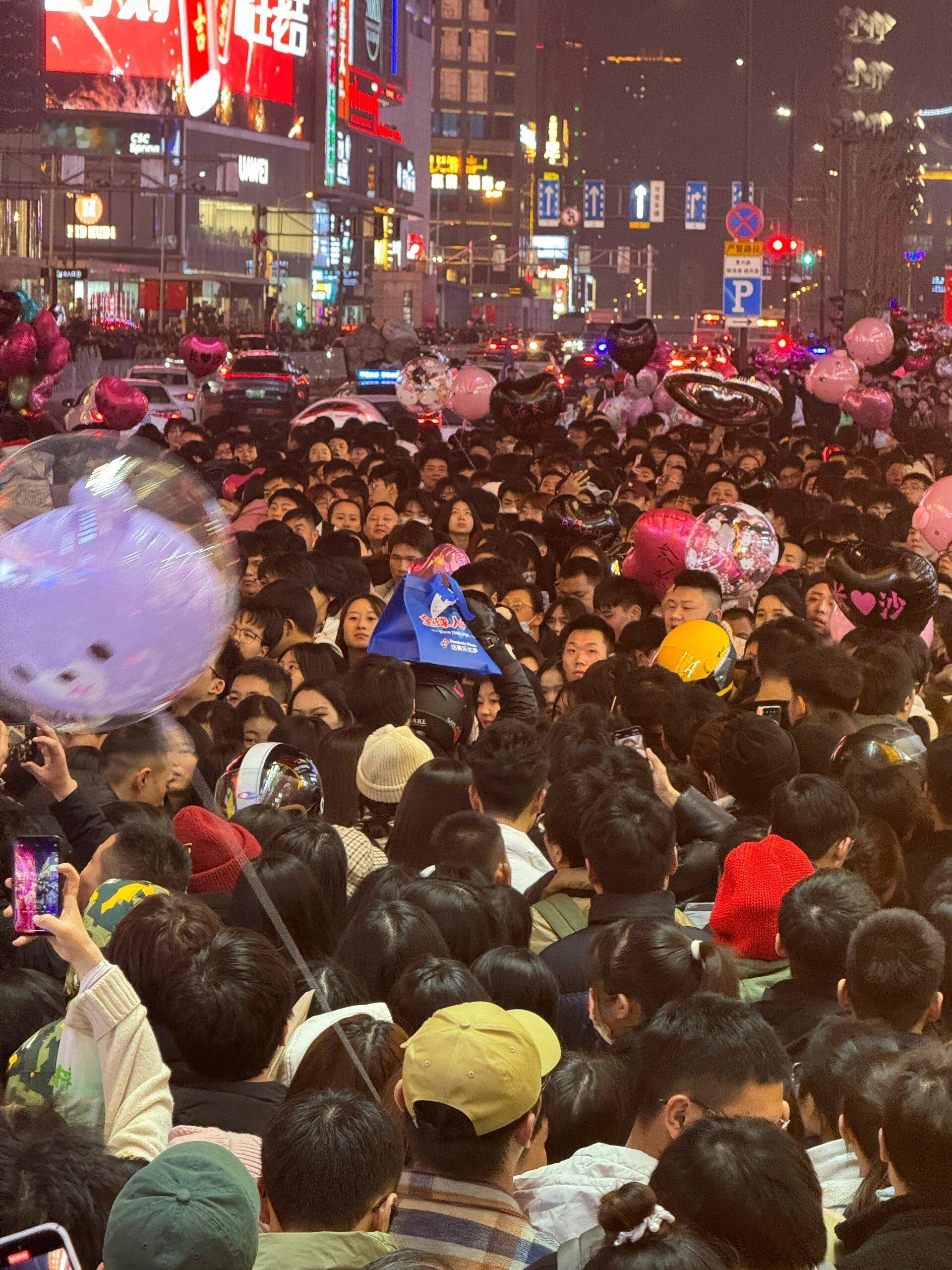跨年夜人群中的骑手 ​​​