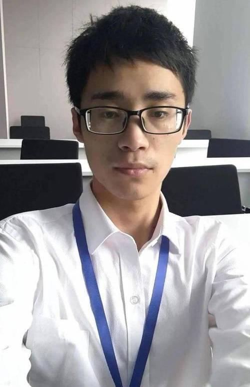 重庆一父亲偷拍“985”小棉袄房间，愿倒贴20万求领走，网友的回复亮了！网友1：