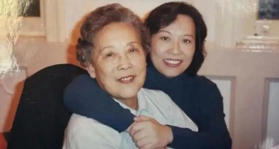 2001年，上海姑娘张玮掏空家底给独居恩师买下一套养老房。谁料20年后恩师离世，