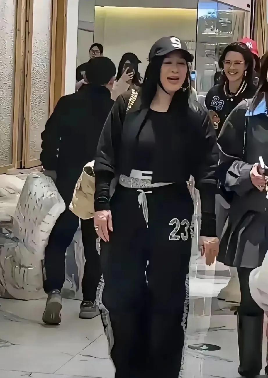 家人们谁懂啊！我在重庆杨家坪步行街直接被美到失语！原本只是日常逛街，谁能想到会撞