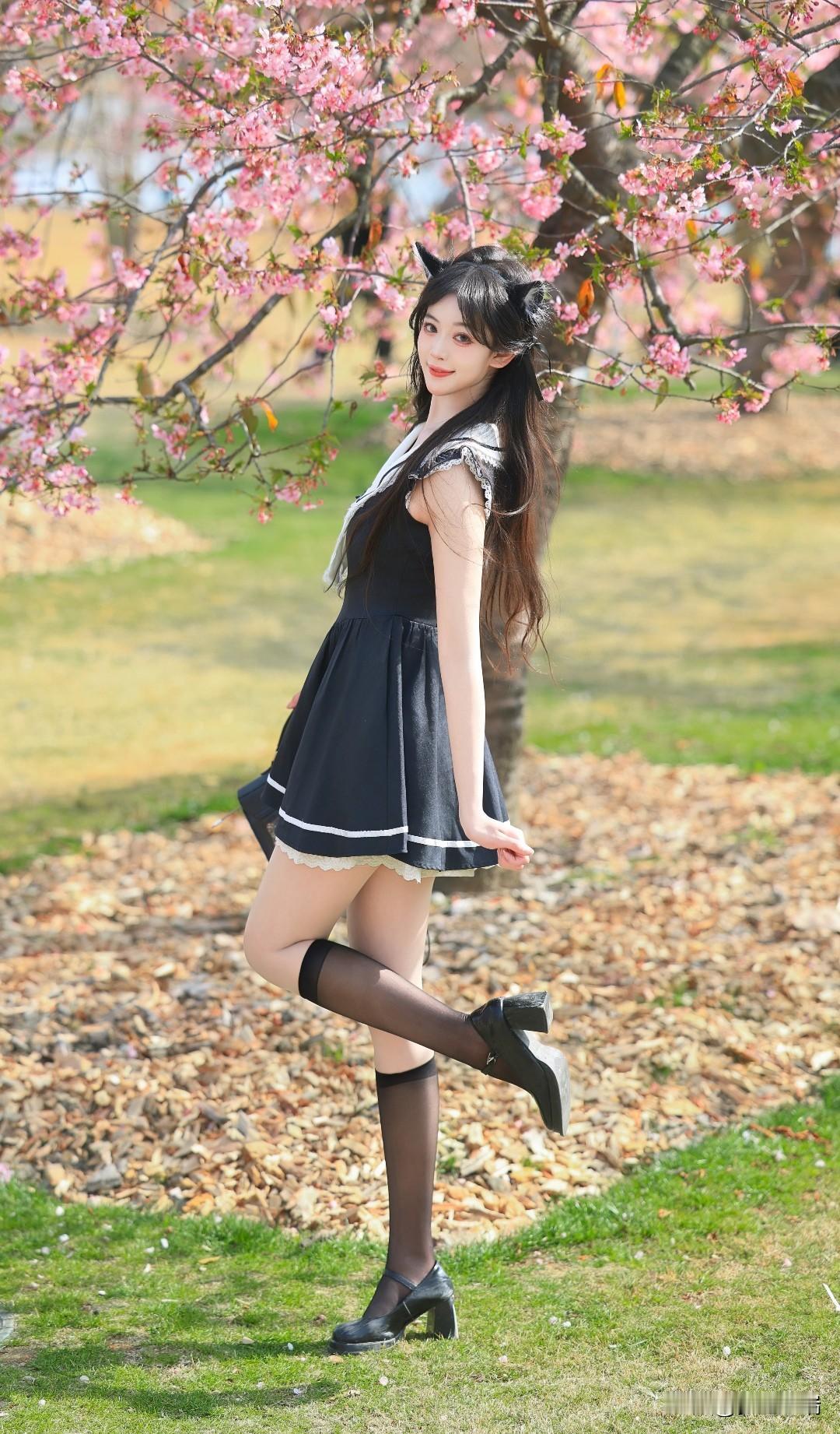 樱花树下，甜美少女，猫耳发饰，黑裙红唇，春日气息。