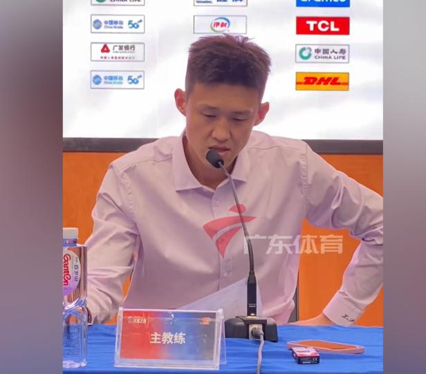 周鹏处境太尴尬了！6 月 29 日多家篮球媒体爆料，深圳男篮主帅郑永刚合同到期不