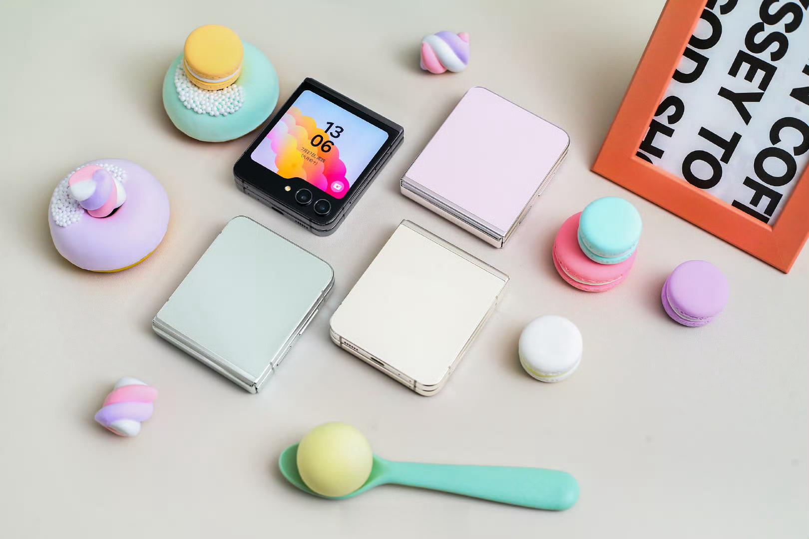 #三星发布会#最大的变化就是3.4英寸的异形屏，还有水滴铰链，让整机变得更薄，骁