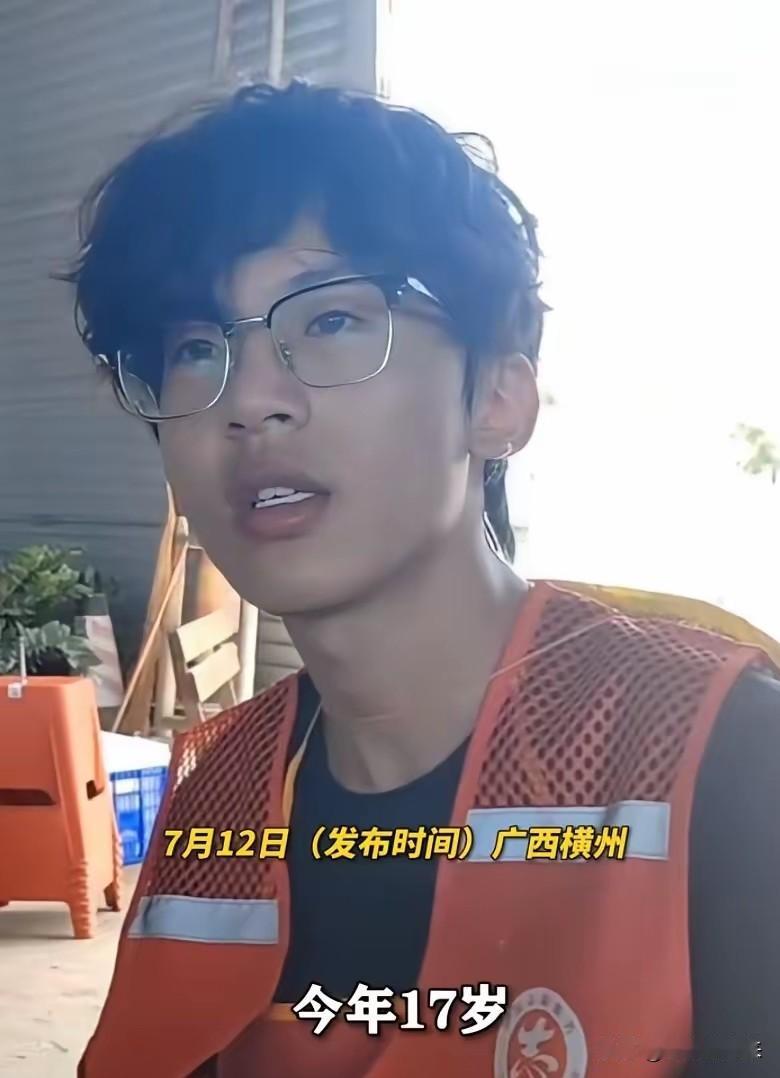 河南17岁少年站票1700公里赴广西救灾：这才是中国少年该有的模样
 
广西横州