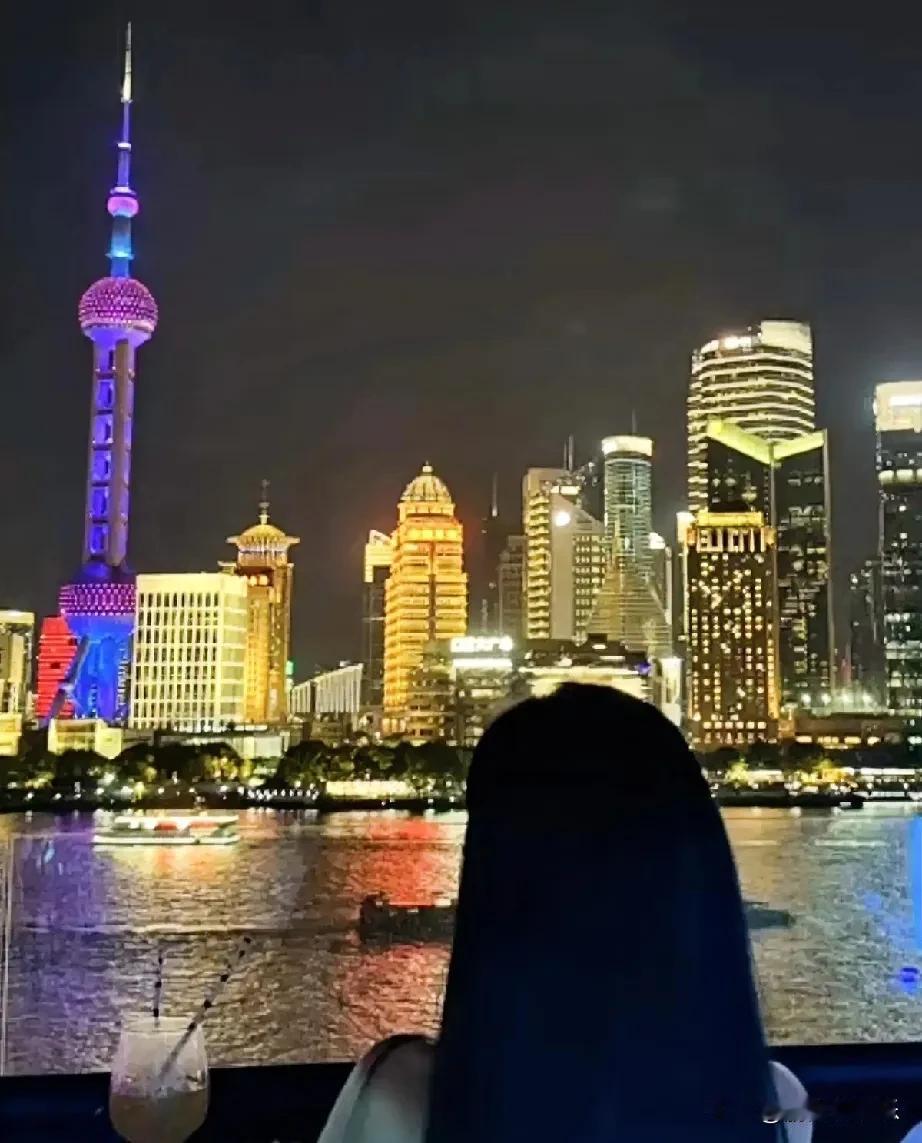 “夜色囚禁”引发争议：强制爱是否超出道德底线？
近年来，“夜色囚禁”这一话题引起