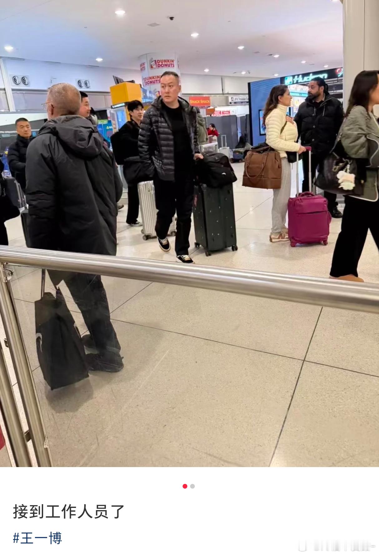 王一博 纽约更搞笑的是 昨天粉丝在机场只蹲接到了王一博身边的工作人员 而今天王一