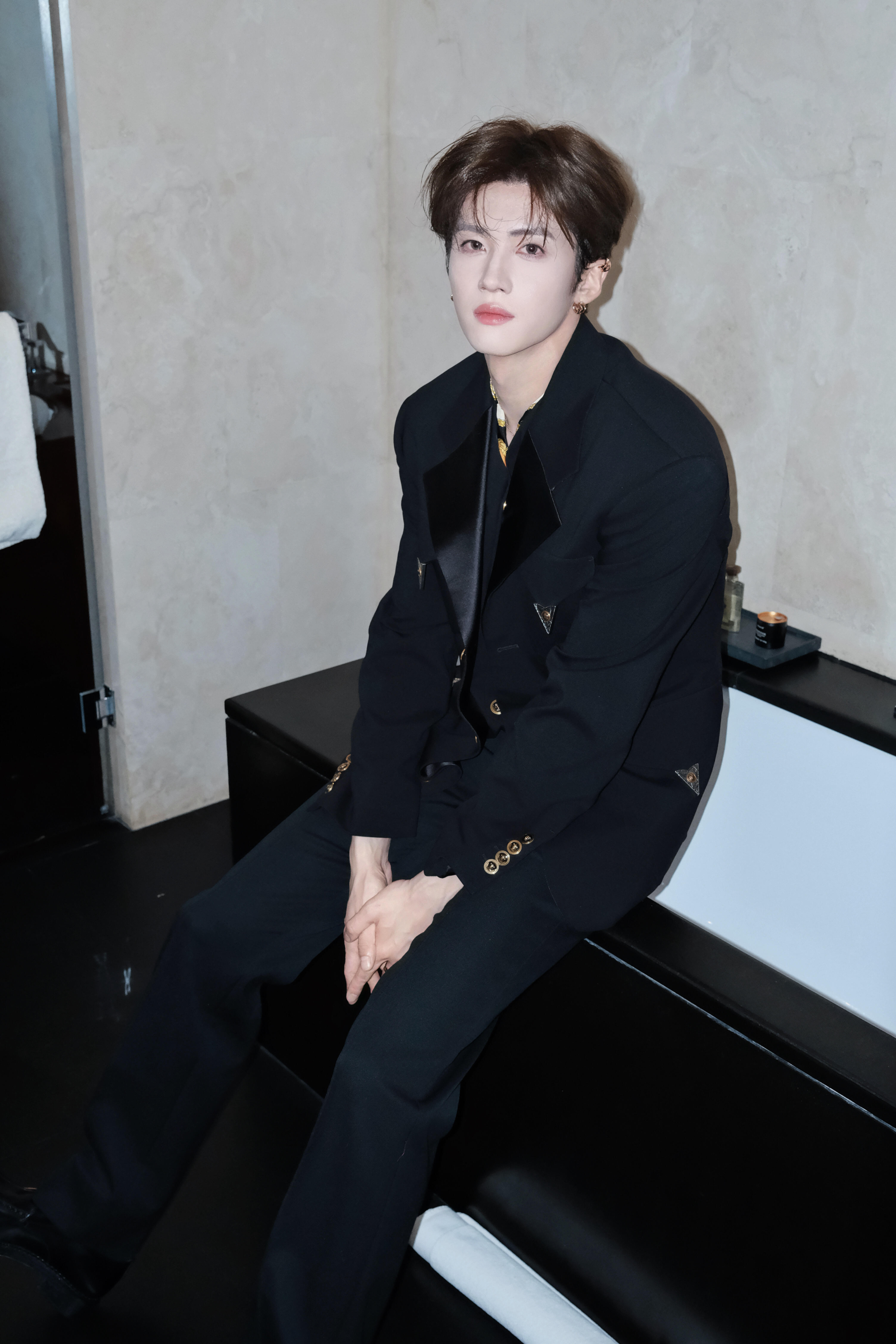 闫桉帅成这样了Daddy感才是闫桉的统治区松弛感与压迫感奇妙融合，低眸的瞬间氛围