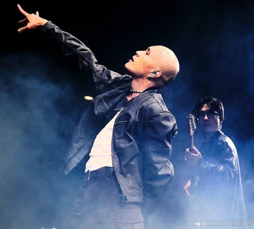 #黄宣长沙音乐节现场松弛感拉满# 不得不说，黄宣的舞台表现力太绝了！那种轻松自在