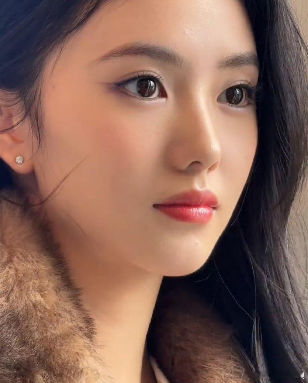 感觉刘浩存这个造型毛领子加上黑色烟熏妆，这感觉女人味儿确实很强，但是这真的适合吗