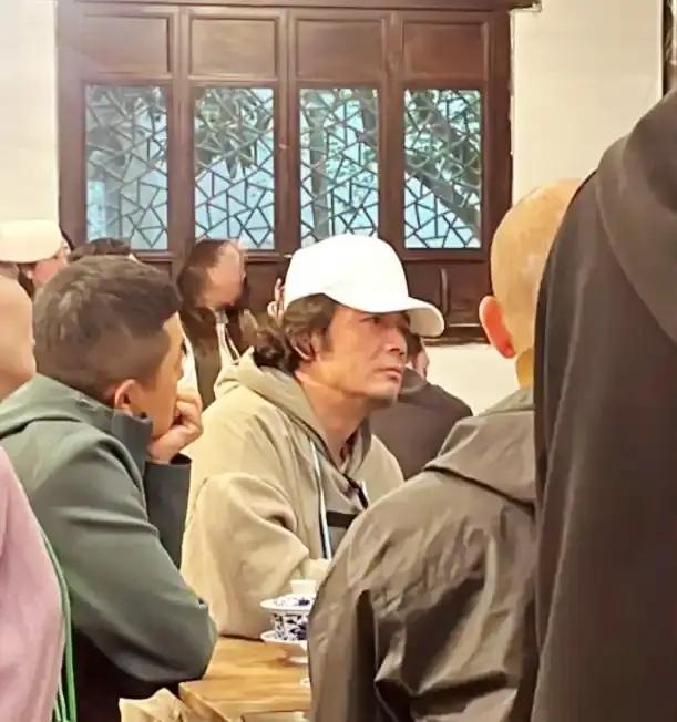 确定这个戴白帽子的大叔是杨烁？怎么老成这样了？