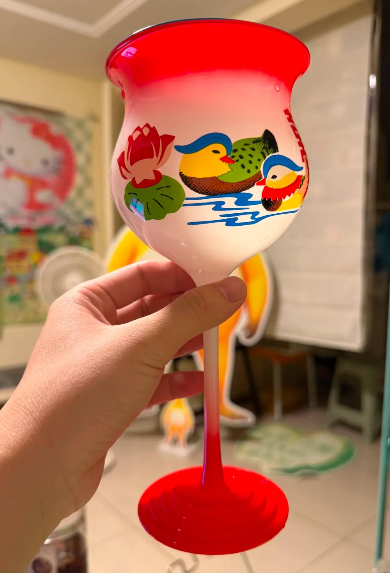 这是正宗中西结合的产物，名字就叫，红白地鸳鸯戏水喜字高足夜壶杯，不知道大家觉得这