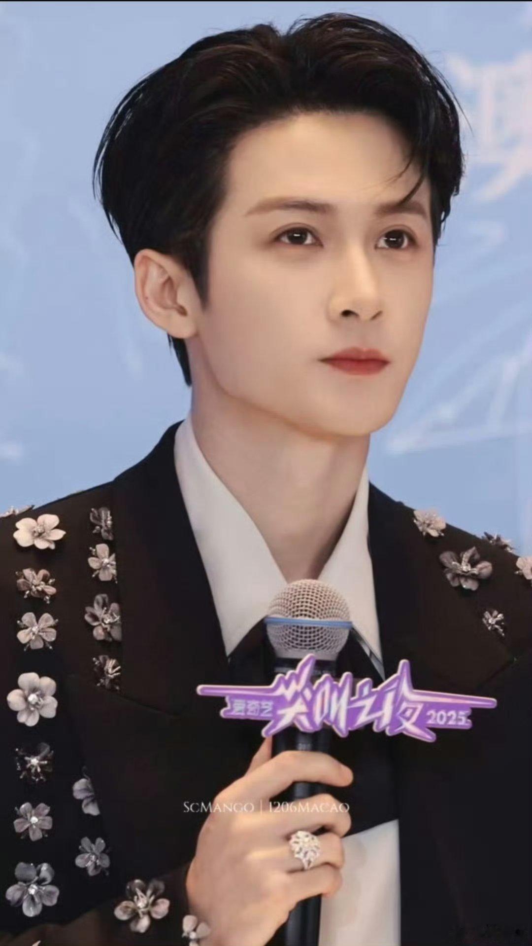 檀健次红毯单人压轴尖叫之夜终极焦点！檀健次压轴亮相，一笑对视心跳骤停。状态巅峰惊