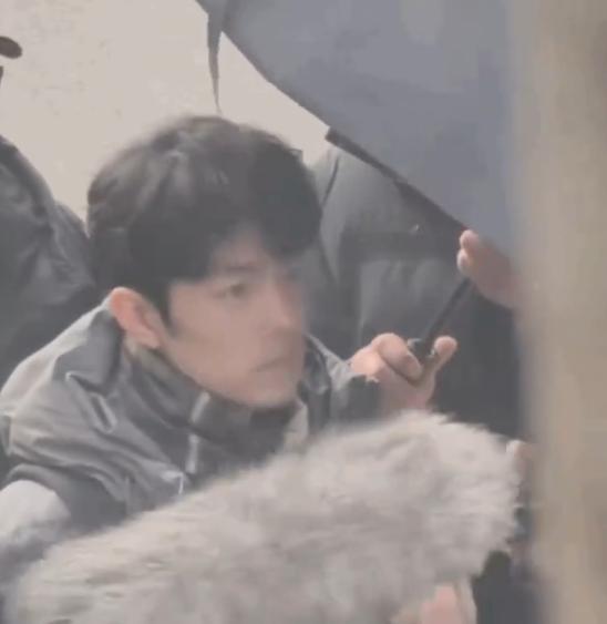 肖战进组拍戏时自带商务资源，所使用的手机正是自身代言的品牌，让工作与代言形成良性