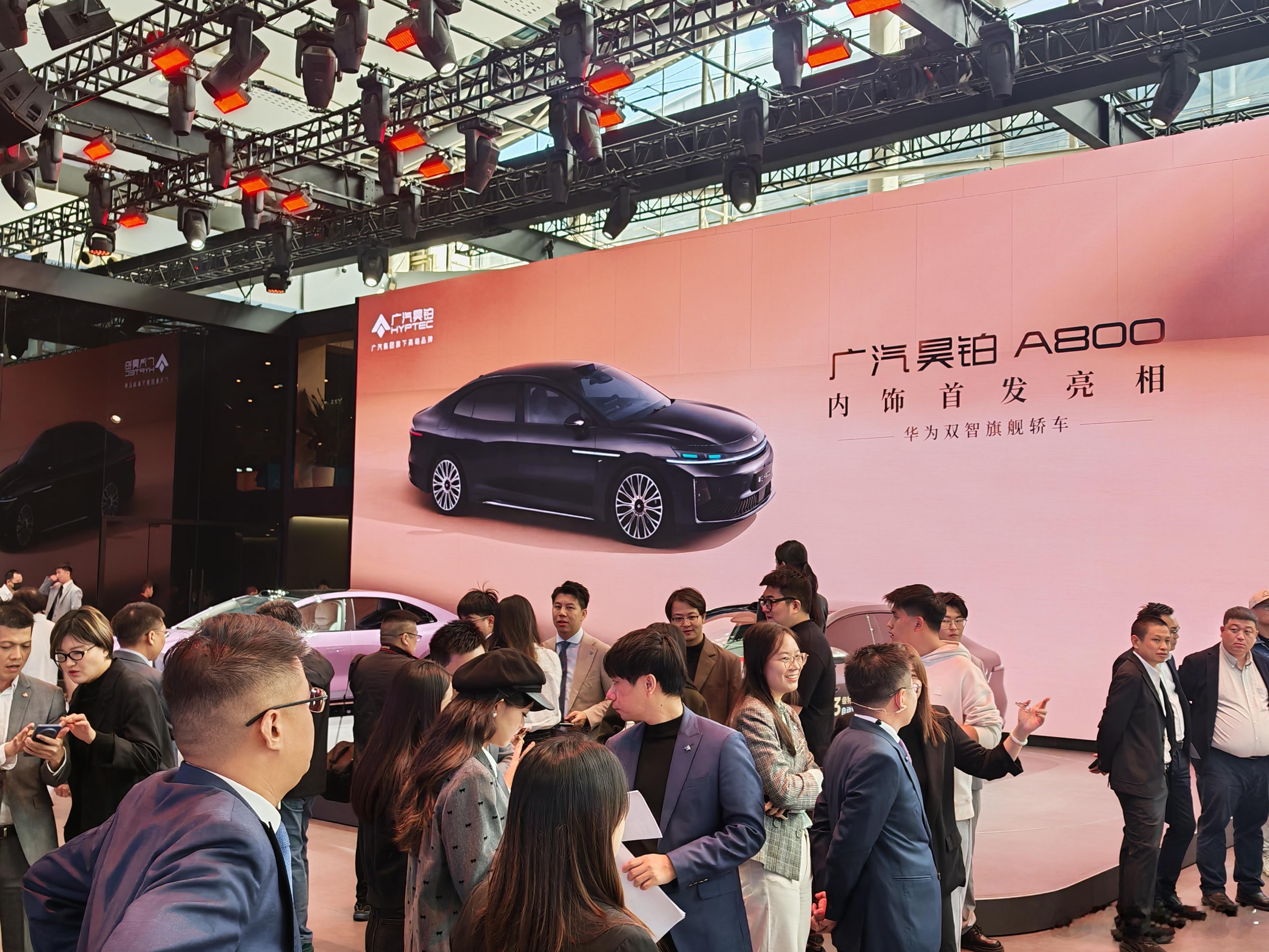 今年广州车展，广汽昊铂的展台堪称“视觉与技术双暴击”，A800与SSR云纹金版组