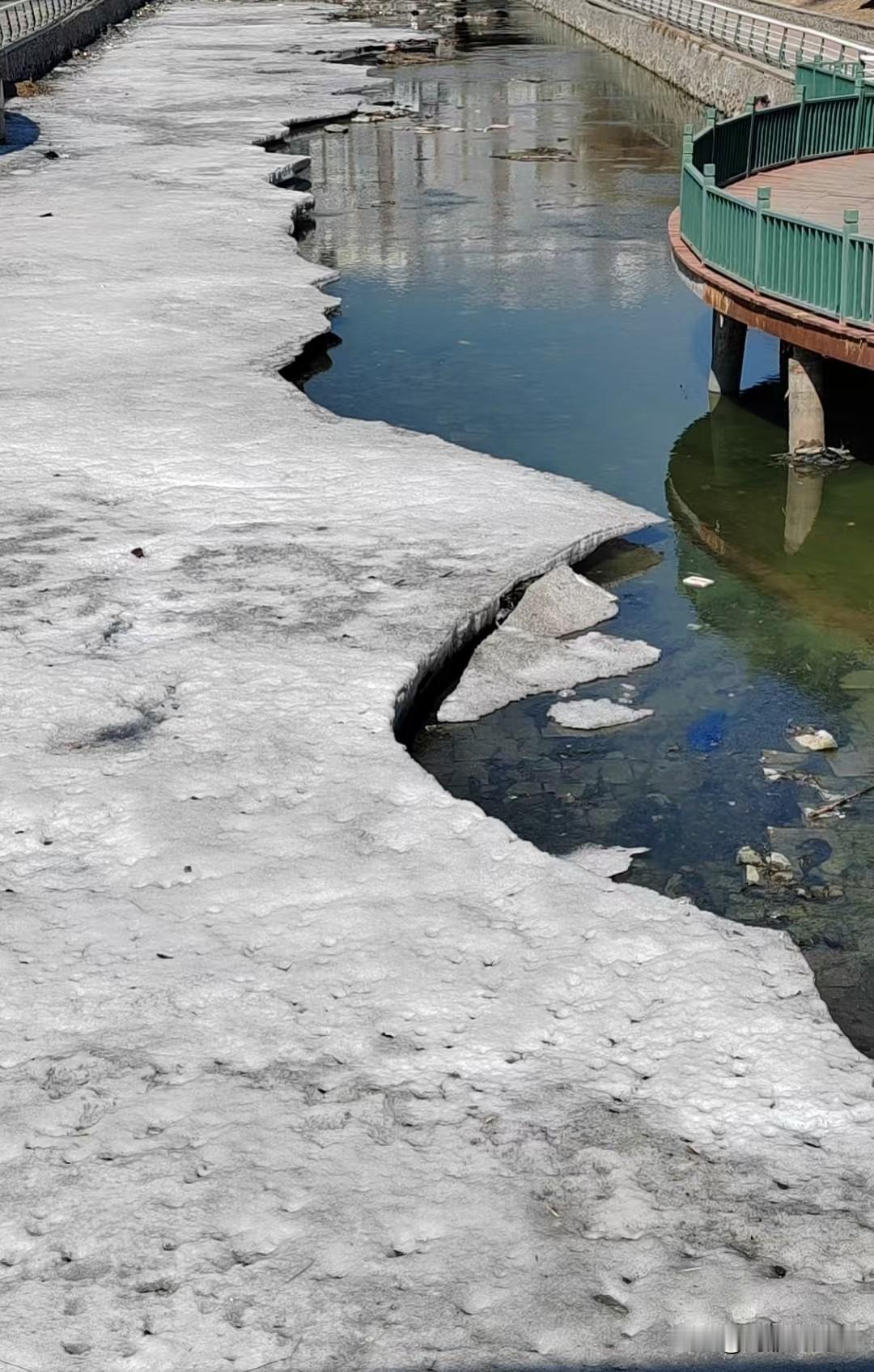 你相信么，这是四月份的哈尔滨，有的地方冰雪还没融化，今年咋这么冷呢，这两天雨夹雪