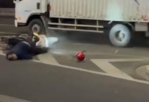 【#中山一货车碰撞多车目击者发声#】 1月19日，一条网传视频显示，广东中山市港