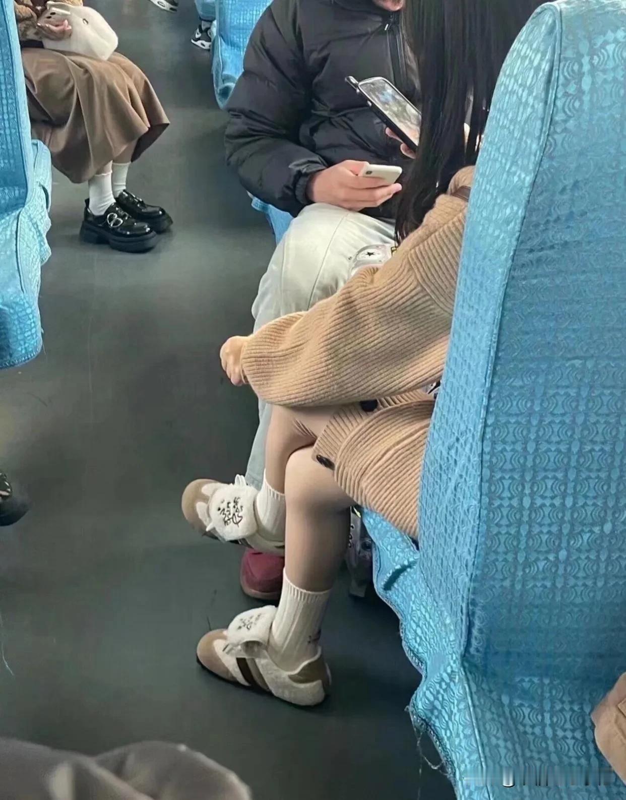 火车上看见的，
这是什么鞋么真的好可爱啊！
