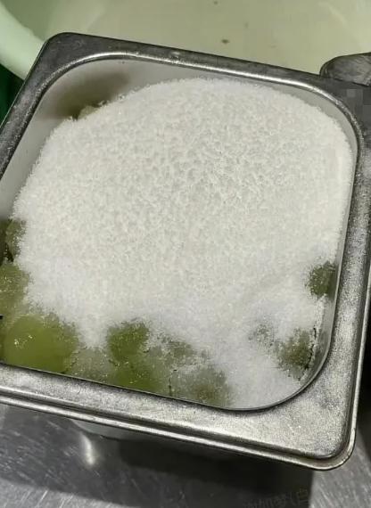 昨天我把号称无糖的果茶送去检测，结果析出的糖居然铺满了整个盘子！之前我一直觉得水