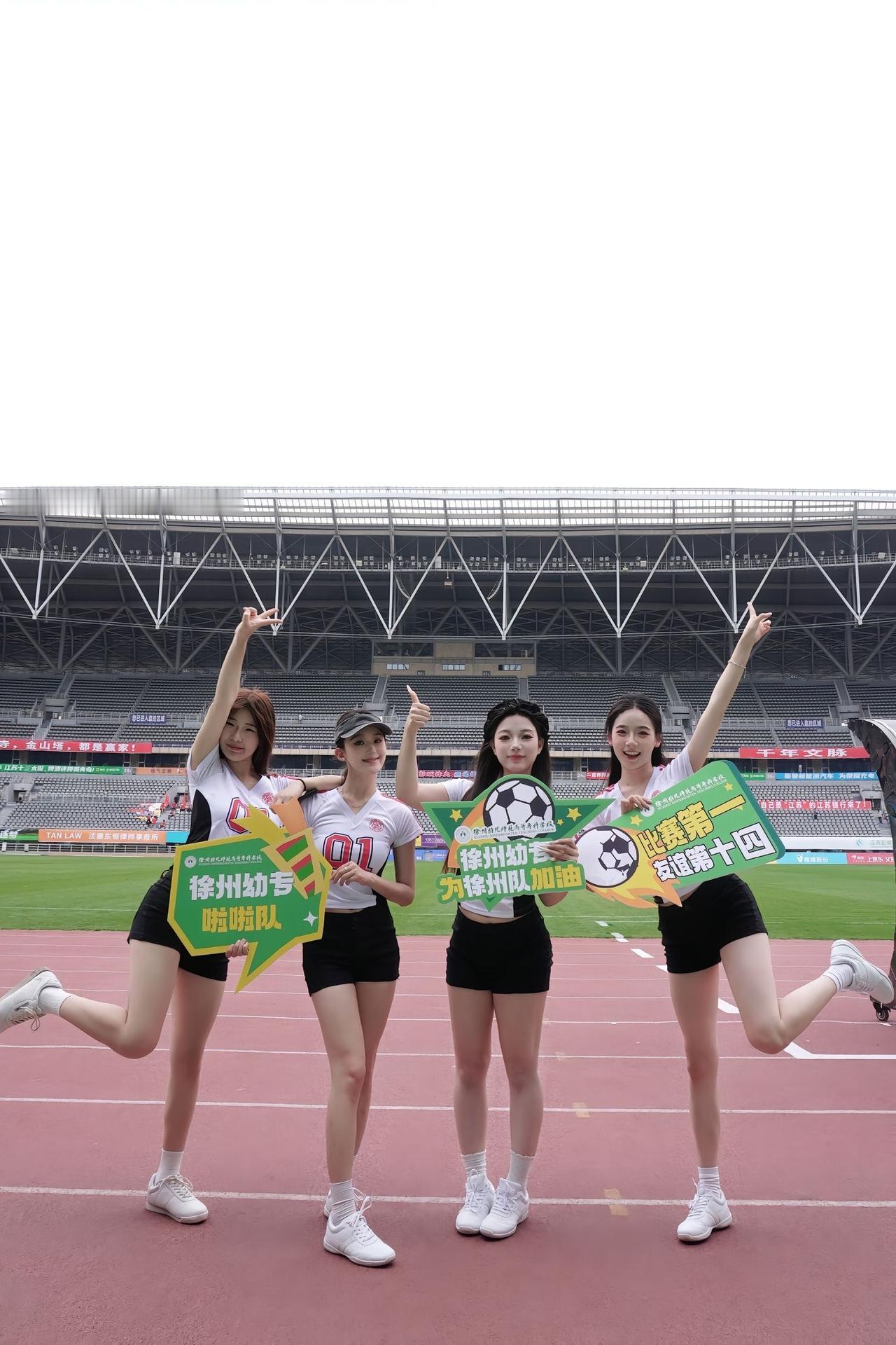 初次来到徐州东站，一定要打卡留念！站在高处眺望，这现代建筑与蓝天相互映衬，随便一