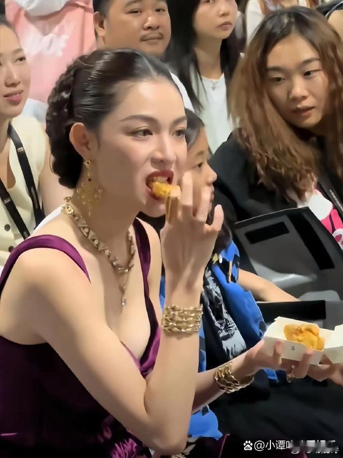 钟楚曦的美食时光，那一口接一口的满足，瞧把周围人馋得直咽口水，究竟何等美味，让人