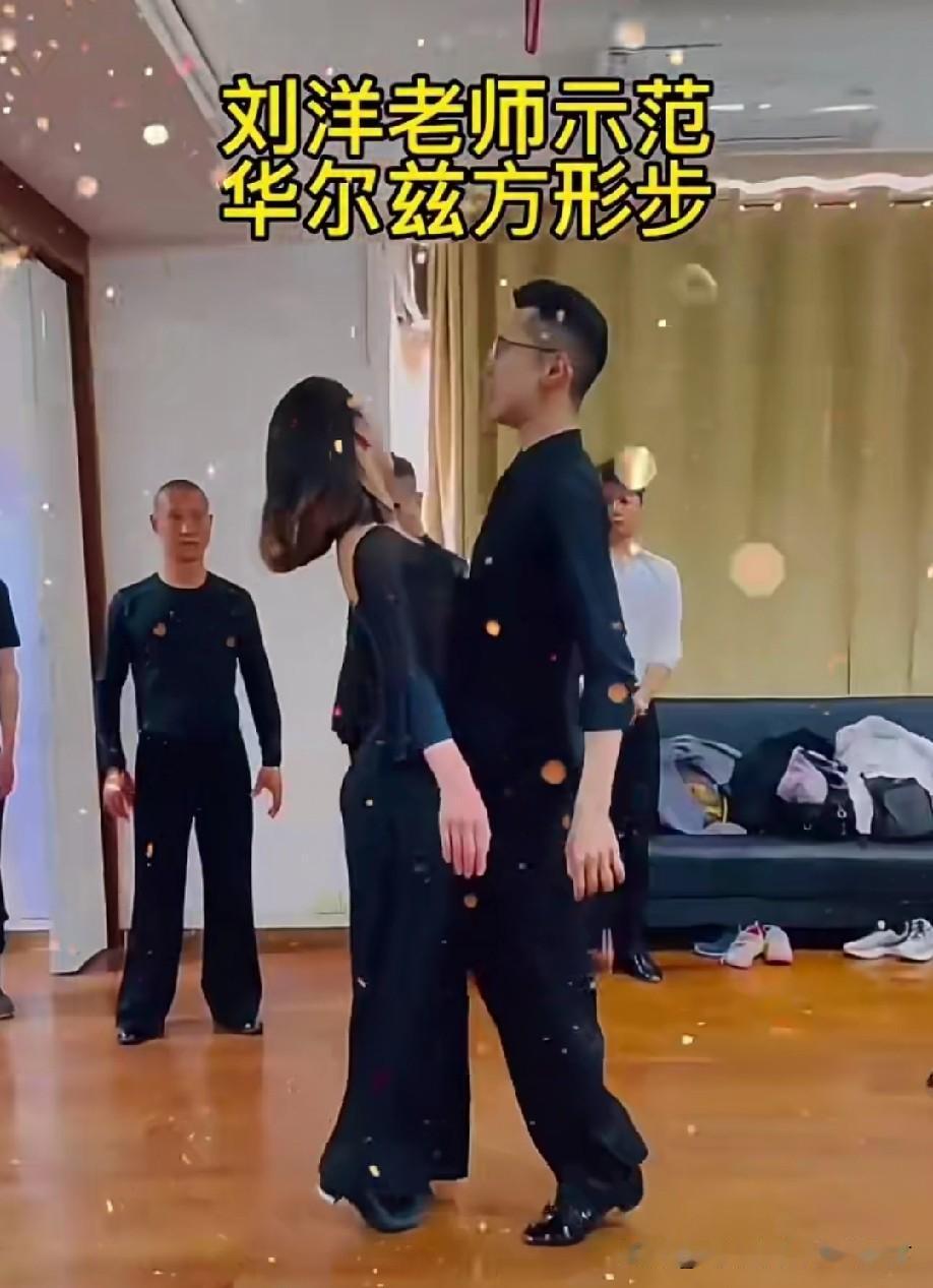 两人粘在一起了吗？这是妻离子散舞吧，鉴定完毕！

一般人谁敢跳？