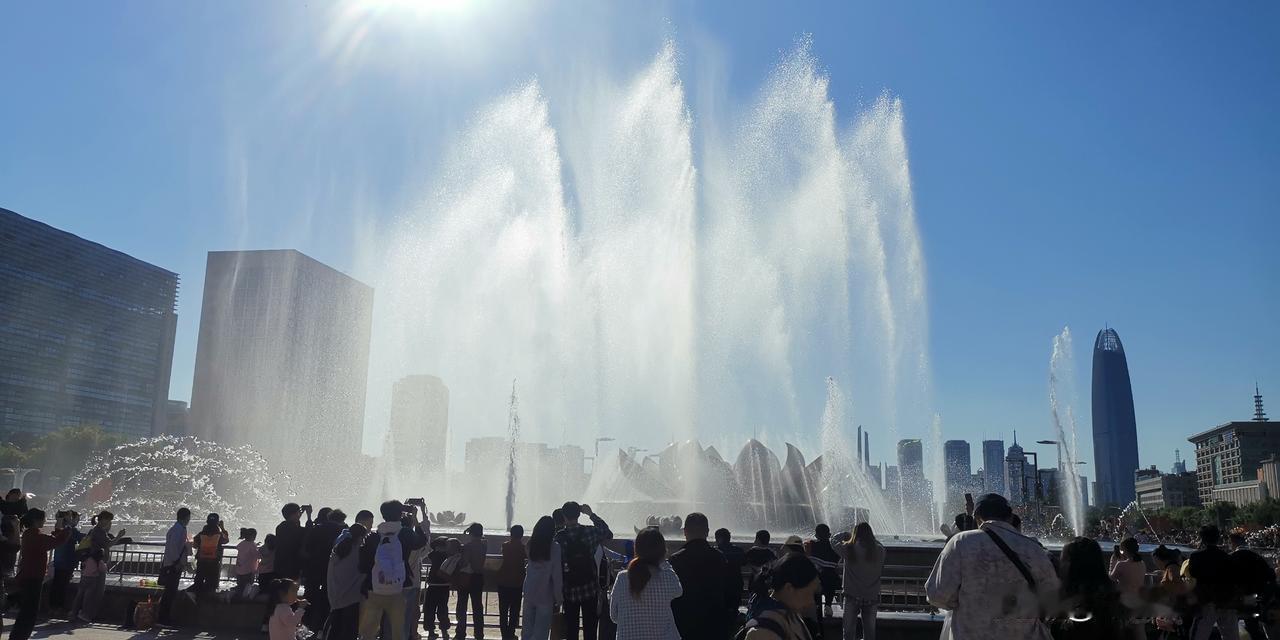 济南泉城广场还热闹非凡吗？
      在济南生活了这么多年，见证了广场的拆建、