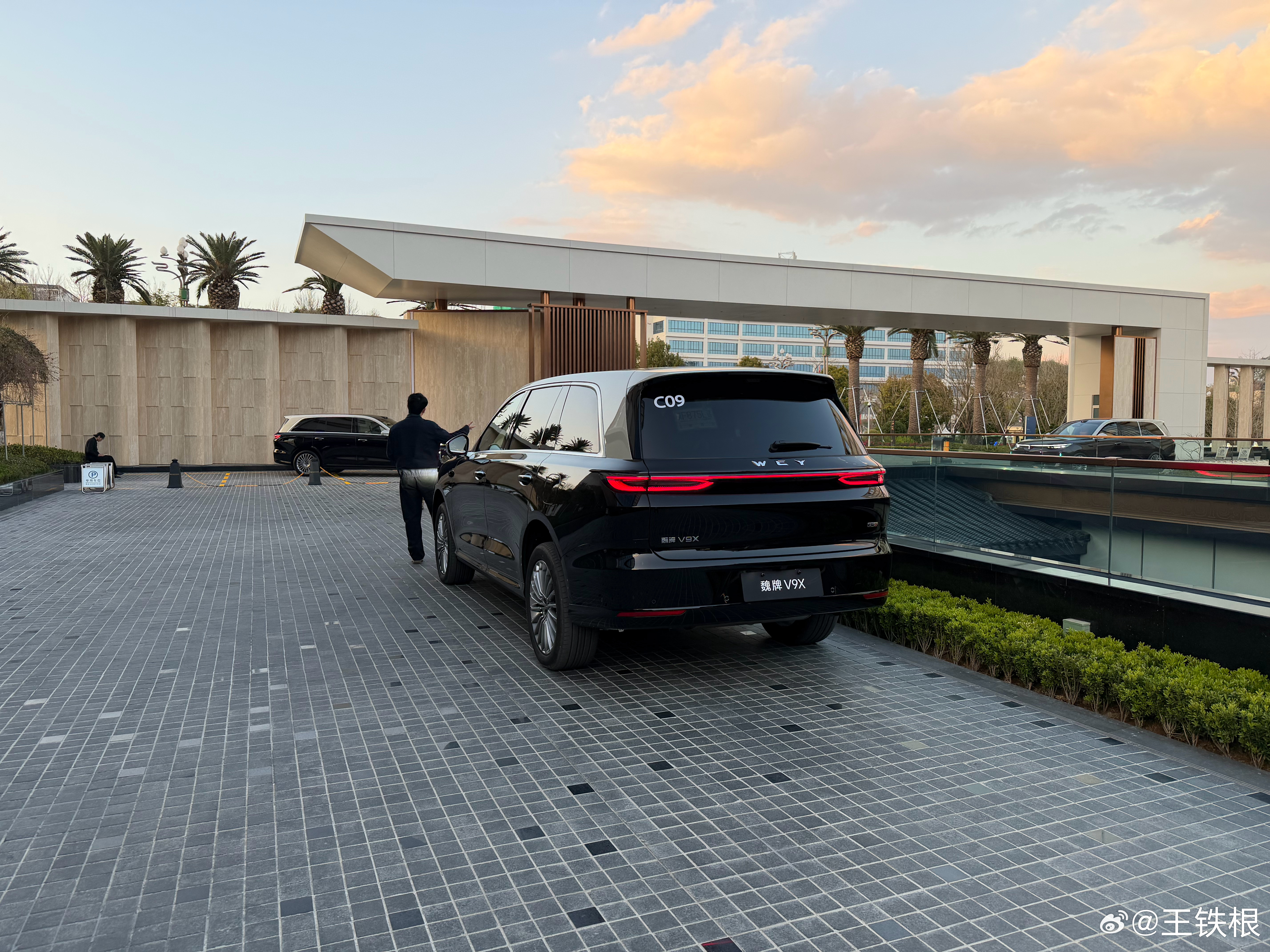 魏的V9X实车太漂亮了，不知道照片能不能拍出来，主要看图1这个姿态。太对了，修长