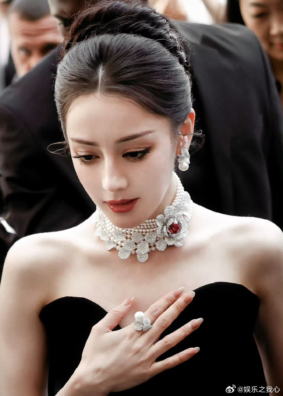 你们看到热搜了吗？迪丽热巴被传要签约新公司。这事儿为啥吵得这么热闹？关键在于时间