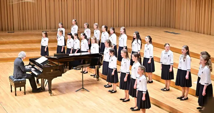 维也纳女童合唱团中国首演在蓉收官 成都城市音乐厅青少年合唱团同台共唱响友谊之声