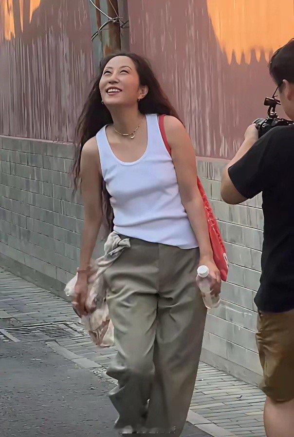 这位是李亚鹏的前妻王菲的前夫窦唯的初恋，姜昕长得挺纯欲风的。 