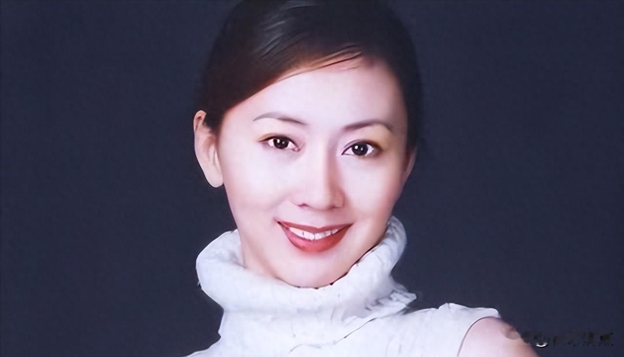 她现在每天六点半起床练功，没人拍视频，也没人写报道。49岁，单身，教跳舞，看解剖