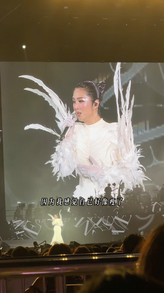 杨千嬅在上海唱瘦了没想到姐姐还挺幽默的，唱歌唱的比较卖力是吧，直接完成了减脂小目