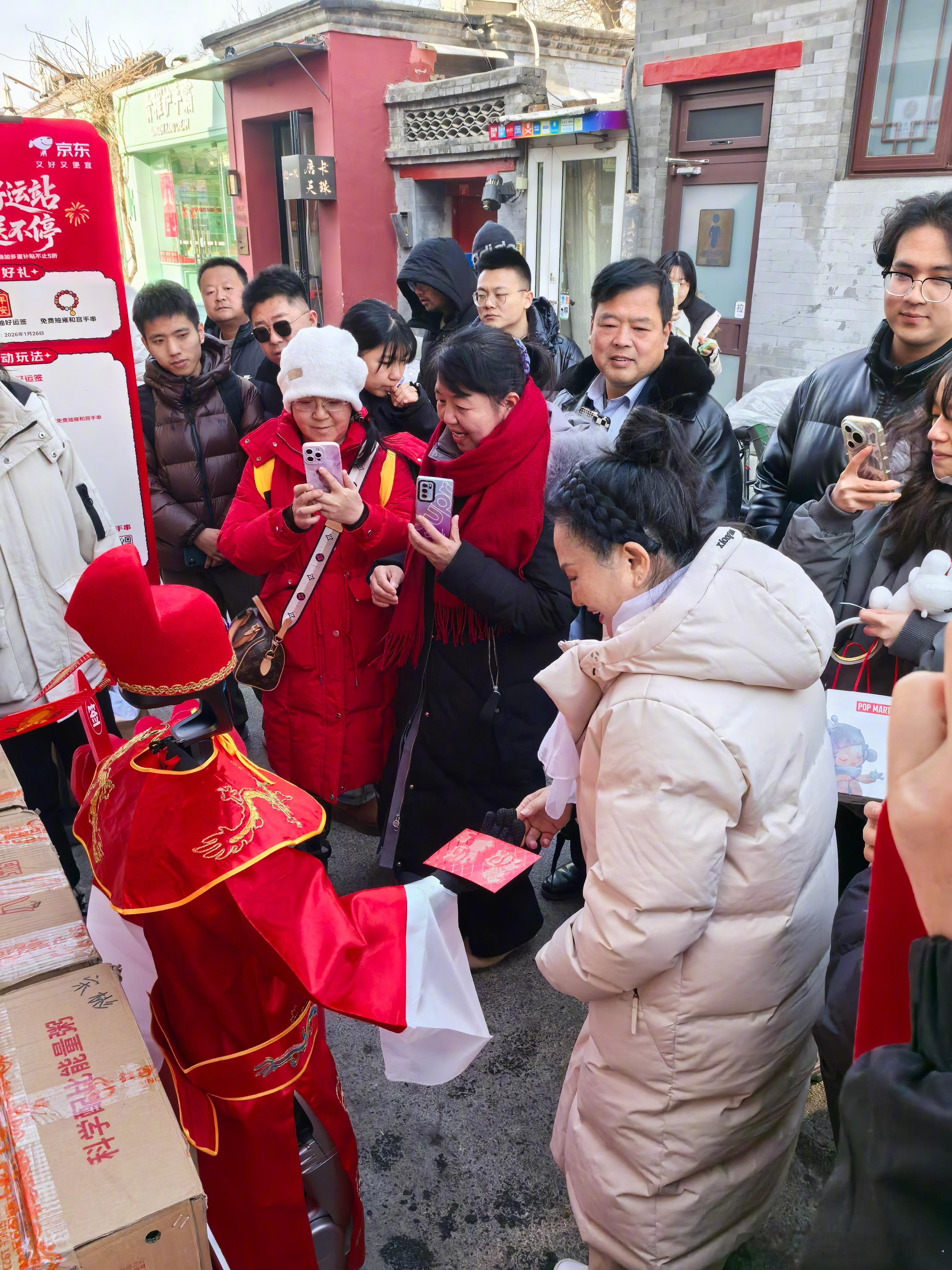 外国游客被雍和宫祈福机器人惊呆很多宝子都知道腊八节要喝腊八粥，但你知道吗，其实腊