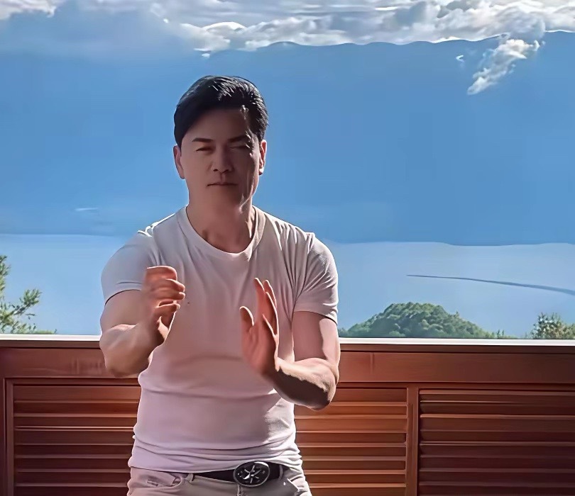 70多岁的吕良伟，每天早上起床后在自家阳台锻练，然后喝一杯现榨黑色饮料，能保持这