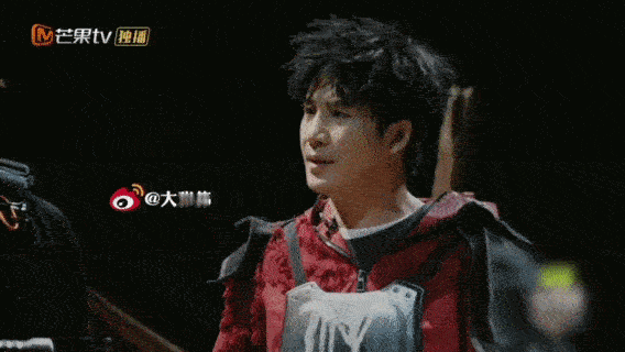 看大侦探仿佛玩了一局三角洲大侦探 战服穿好警报响，沙暴预告拉满，谁懂这种即视感？