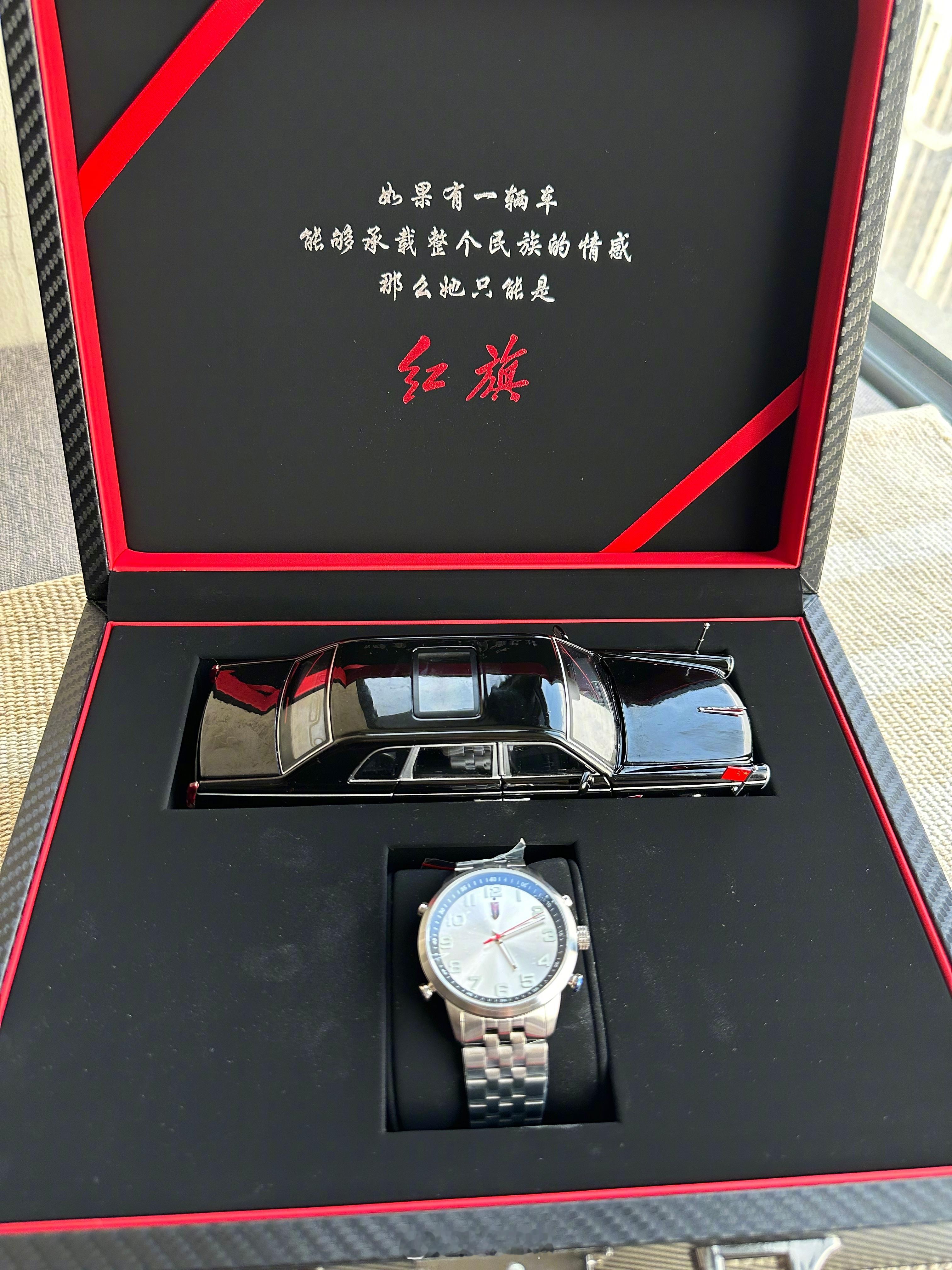 红旗送的礼盒，有一个L5车模和一块手表。相当不错，这个留着以后拍红旗的节目给大家