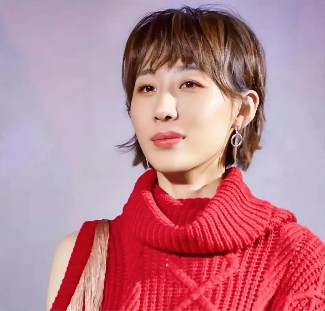 春晚“新宠儿”任素汐：一袭白衣演绎别样精彩，引人瞩目的演技派女星




春晚，