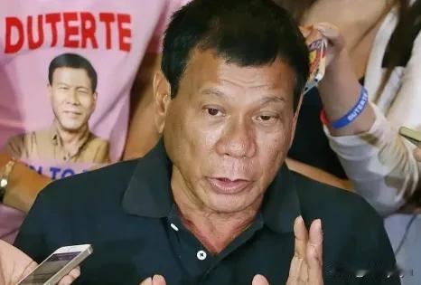 杜特尔特拒绝出庭，只留一句“不可战胜”，但ICC的判决真的能改变什么？
海牙当地