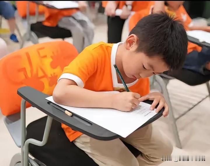 教育部说一二年级不考试，咱村巷道里扯闲谝的乡亲们就炸锅了！

老王说：“一二年级