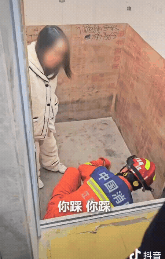 上人民日报了！江西萍乡，女子被困电梯，消防员想拉她上来。女子说了一句“我是孕妇”