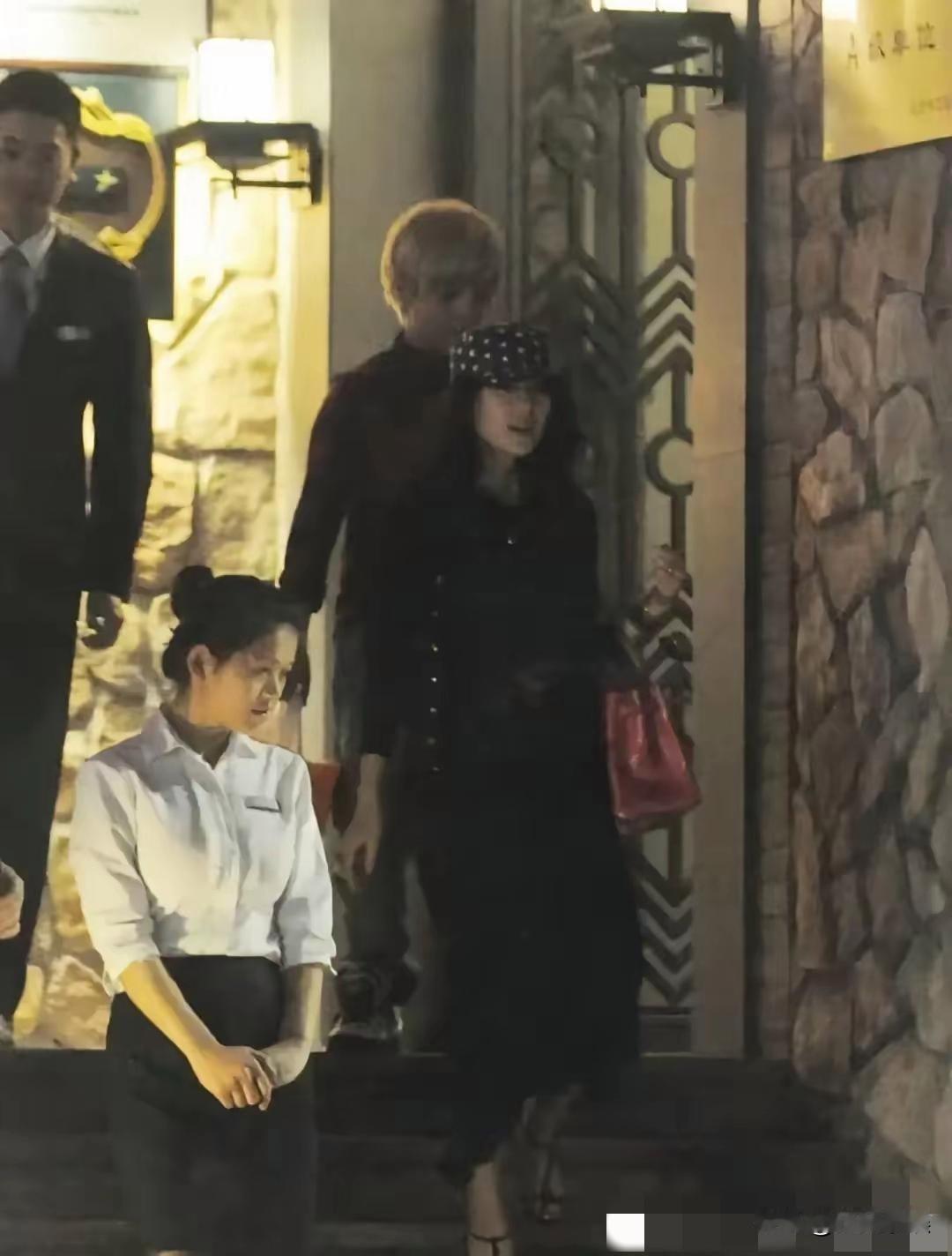 章子怡，登上热搜！

章子怡又上热搜了！深夜从三里屯高端会所出来，穿皮衣戴墨镜，