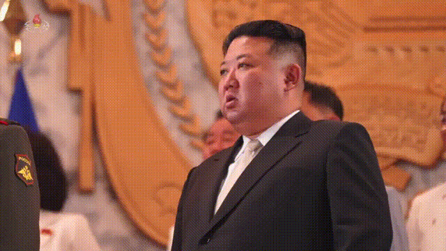 阅兵式，瞻仰升起国旗，金正恩脸上挂着泪痕
看着升起国旗，听着激昂的国歌，金正恩心