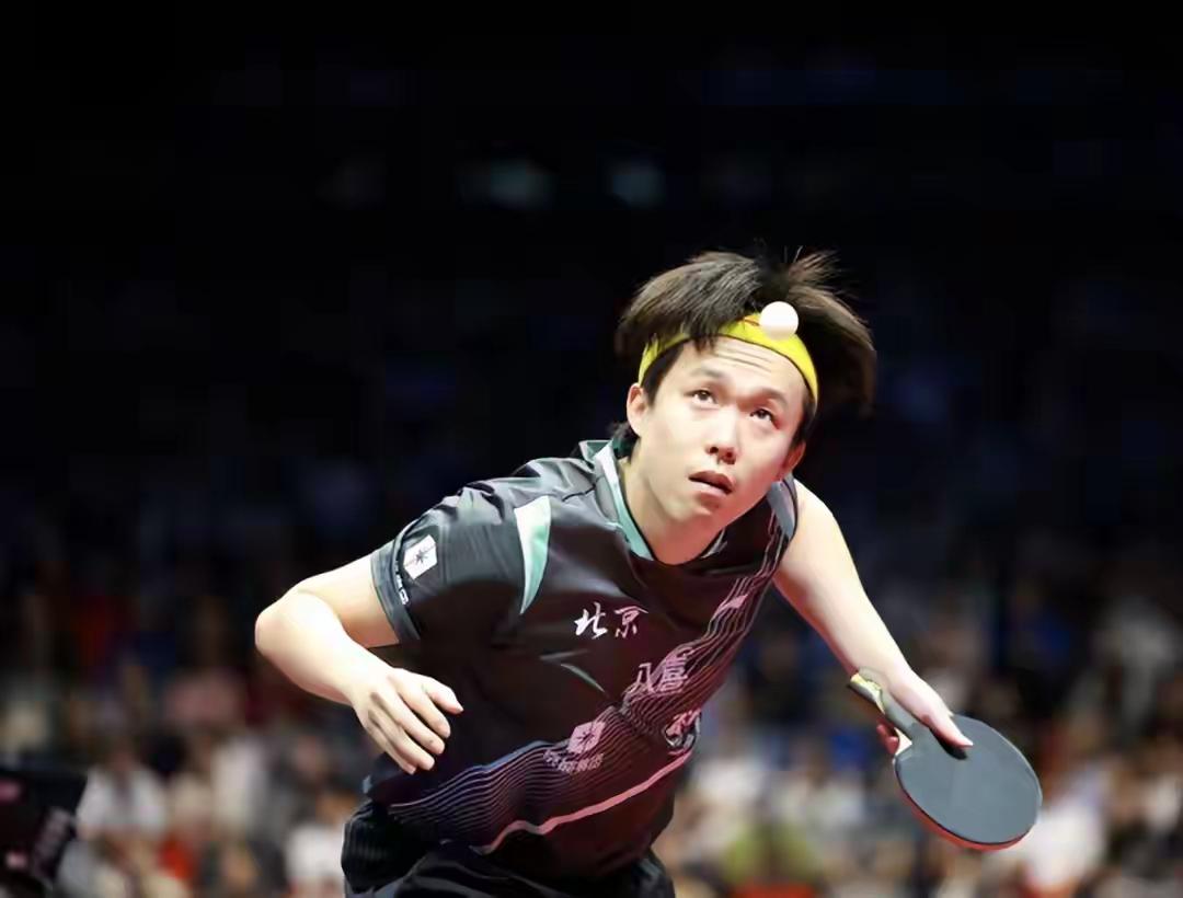 怎么他身边就没人让他把头箍拿掉呢。王楚钦的实力不用怀疑，很多时候是发挥不好，他的