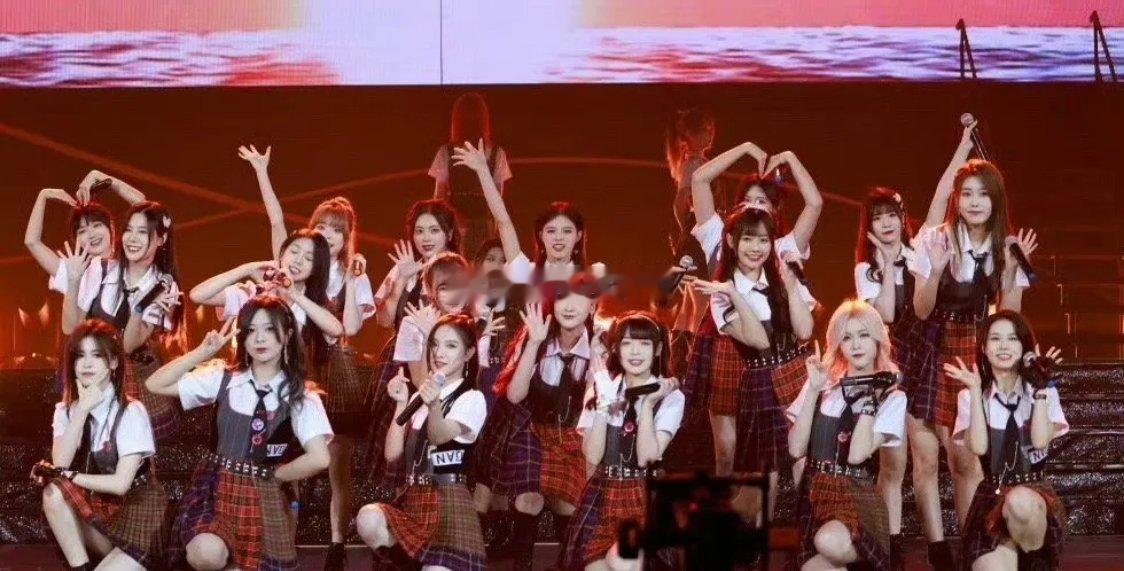 杜华早年开会严厉训话金子涵女团片段冲上热搜看似痛心疾首、道理满满，其实从根上方向