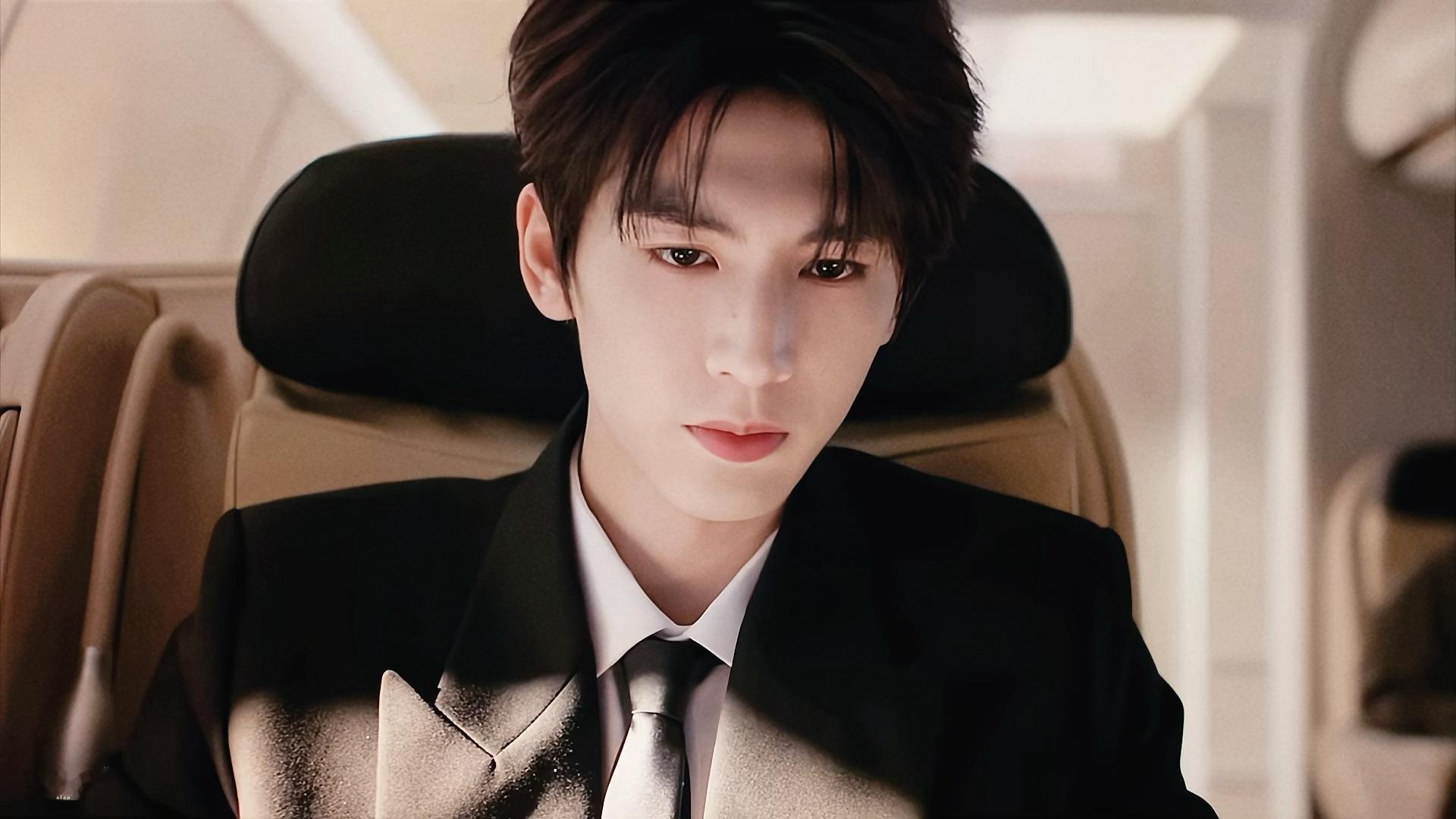 想看张凌赫演一部现偶精英男🥹💌 