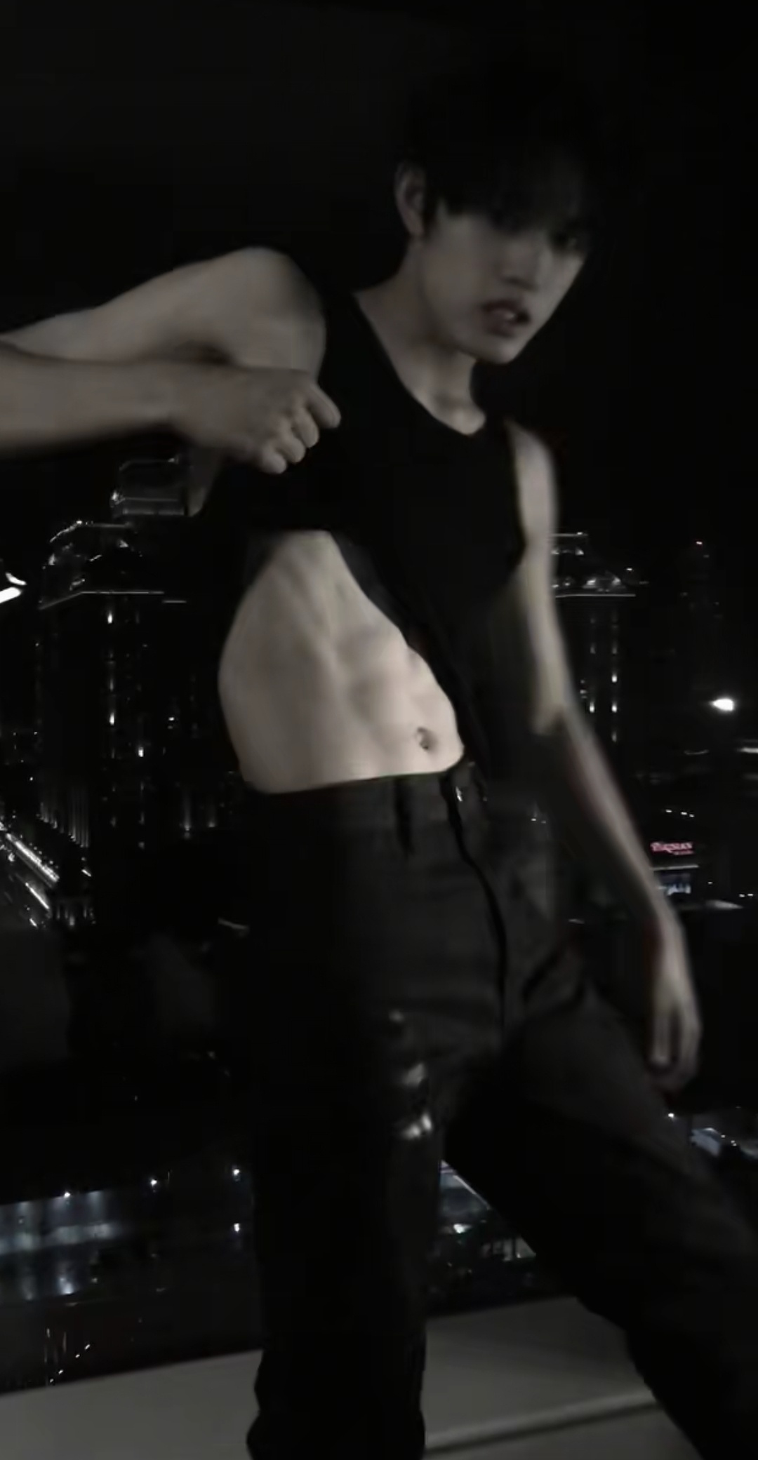 张极大秀腹肌这是好男孩嘛 