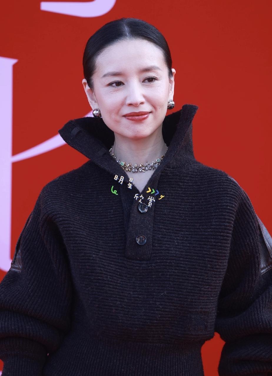 原来真的有面相这种说法，
曾经可以和刘亦菲相媲美的董洁，
现在老了，却不是期望中