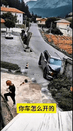 这司机的驾驶证是怎么考过的？
路上一个车也没有，谁也没与他争道，怎么就突然撞墙上